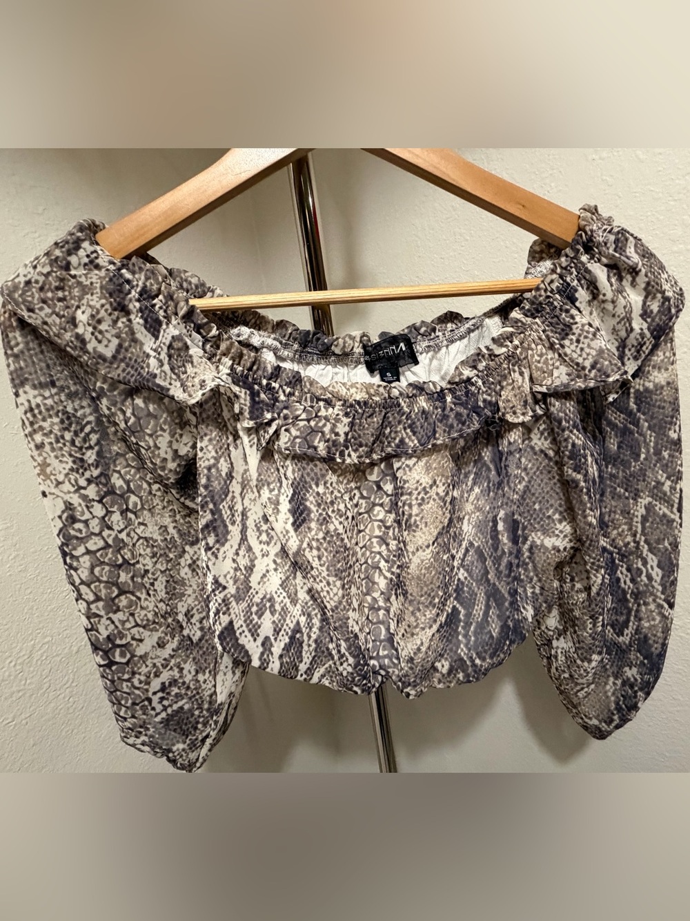 4SI3NNA Off-Shoulder Snake Print Crop Top in Taupe and Gray